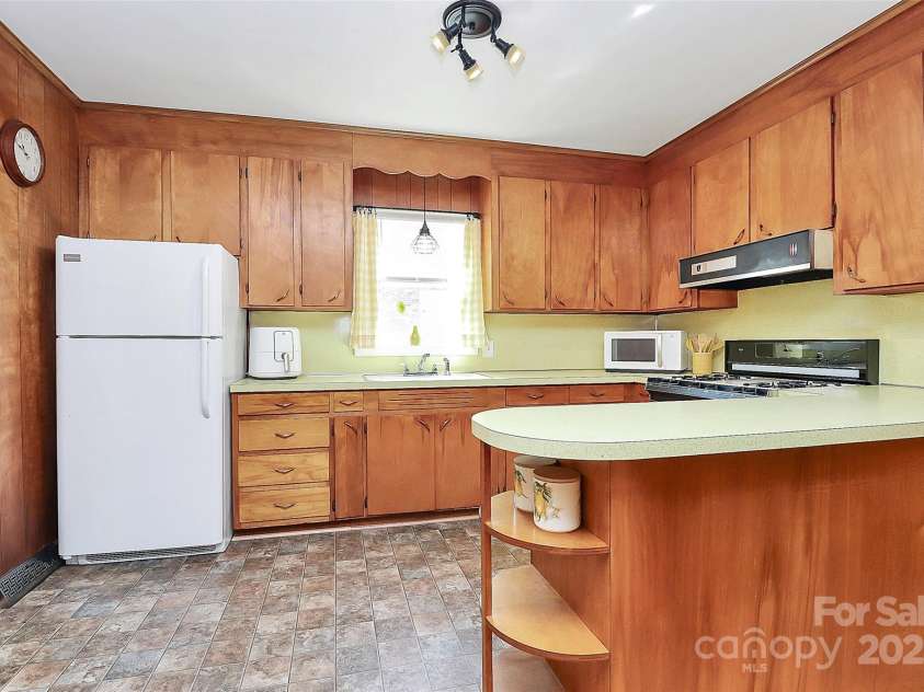 704 Kingman Drive, Charlotte, NC 28217.  MLS# CAR4251916, YatesRealty ID 11913. Kitchen
