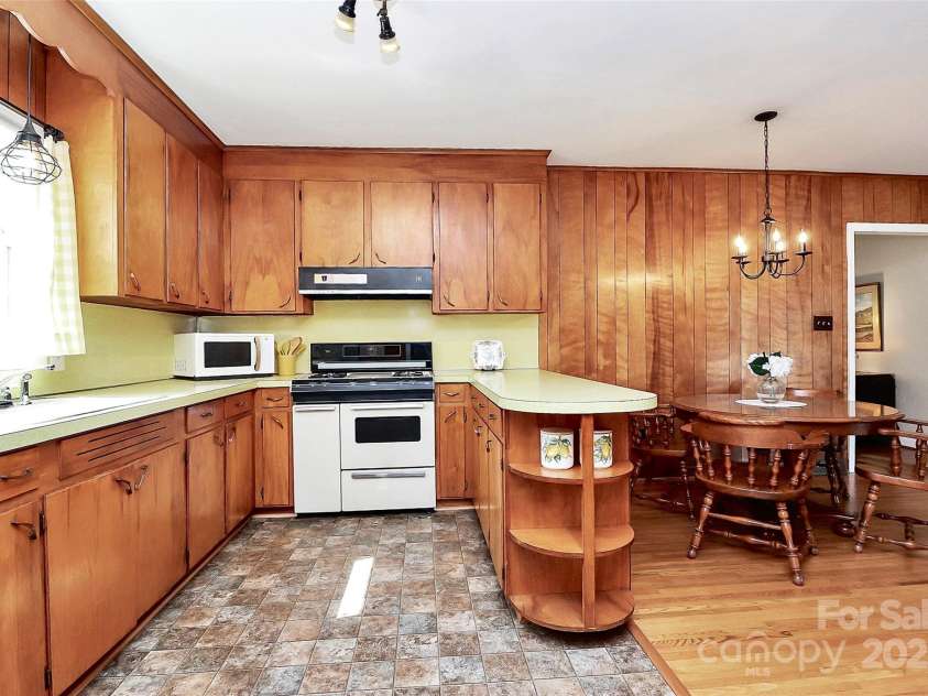 704 Kingman Drive, Charlotte, NC 28217.  MLS# CAR4251916, YatesRealty ID 11913. Kitchen