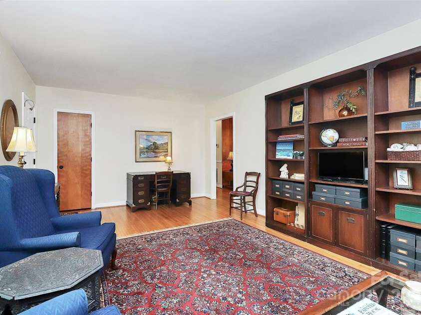 704 Kingman Drive, Charlotte, NC 28217.  MLS# CAR4251916, YatesRealty ID 11913. Living Room