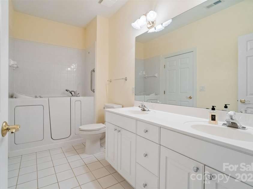 1141 Ardwyck Place, Rock Hill, SC 29730.  MLS# CAR4254117, YatesRealty ID 11915. Guest bathroom with walk-in tub