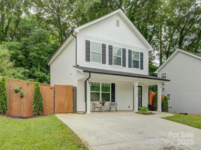 1209 Gaston Avenue, Gastonia, NC 28052.  MLS# CAR4279069, YatesRealty ID 11917. 