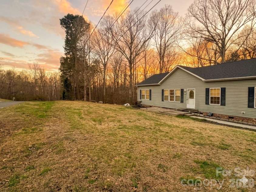 3233 Alamo Drive, Trinity, NC 27370.  MLS# CAR4356868, YatesRealty ID 11918. 