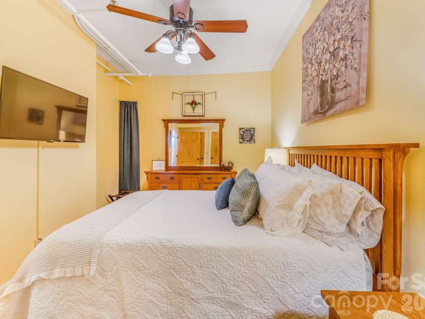 35 Patton Avenue, Asheville, NC 28801.  MLS# CAR4408268, YatesRealty ID 11919. 