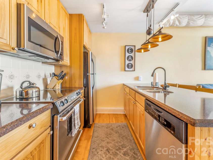 35 Patton Avenue, Asheville, NC 28801.  MLS# CAR4408268, YatesRealty ID 11919. 