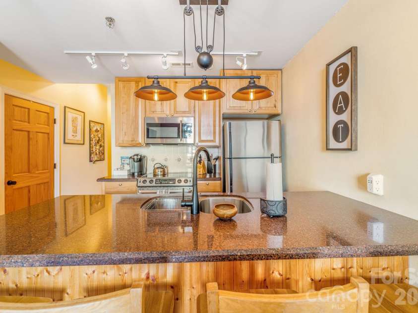35 Patton Avenue, Asheville, NC 28801.  MLS# CAR4408268, YatesRealty ID 11919. 