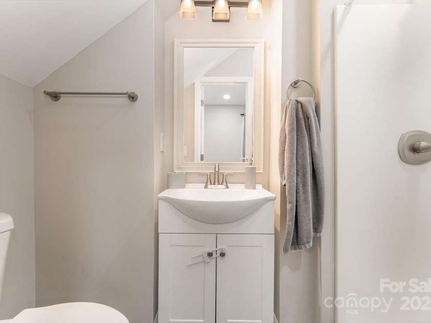 201 Hendrix Drive, Kernersville, NC 27284.  MLS# CAR4329781, YatesRealty ID 1192. 