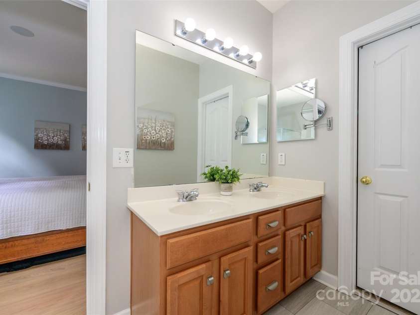 9618 Belloak Lane, Waxhaw, NC 28173.  MLS# CAR4200379, YatesRealty ID 11923. Main Level - Primary - Full Bath #1