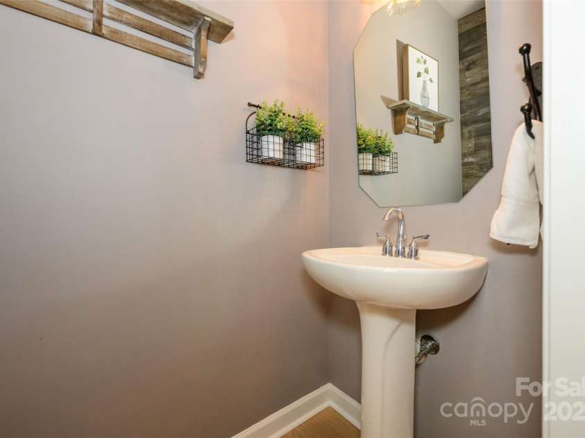 9618 Belloak Lane, Waxhaw, NC 28173.  MLS# CAR4200379, YatesRealty ID 11923. Powder Room