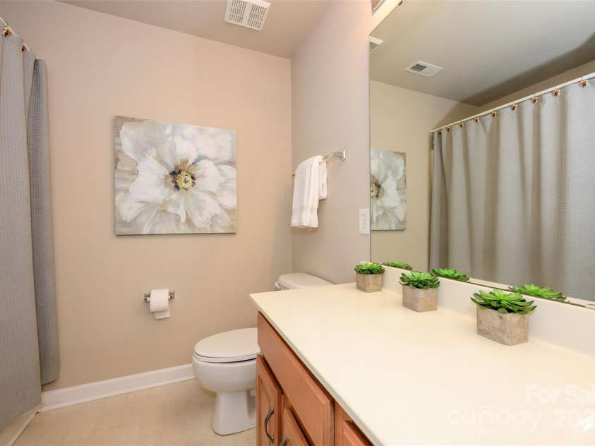 9618 Belloak Lane, Waxhaw, NC 28173.  MLS# CAR4200379, YatesRealty ID 11923. Upper Level - Full Bath #2