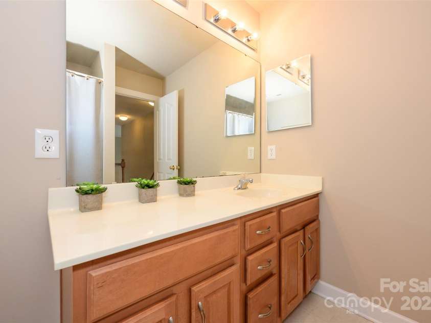 9618 Belloak Lane, Waxhaw, NC 28173.  MLS# CAR4200379, YatesRealty ID 11923. Upper Level - Full Bath #2