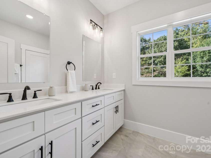268 Laurel Crest Drive, Kannapolis, NC 28081.  MLS# CAR4291992, YatesRealty ID 11925. 2nd Full Bathroom Upstairs
