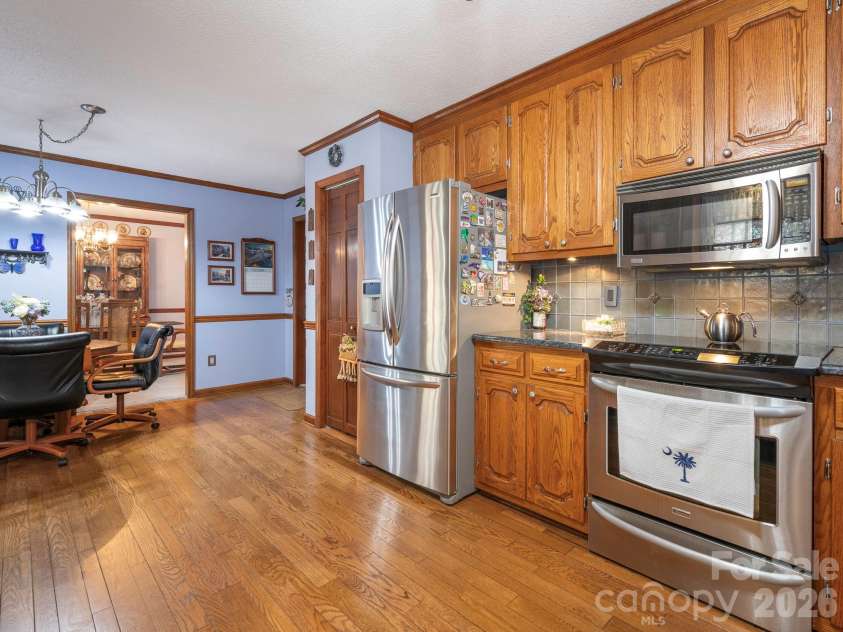 1800 Lake Lynn Road, Concord, NC 28025.  MLS# CAR4316180, YatesRealty ID 11927. KITCHEN WITH WALK IN PANTRY