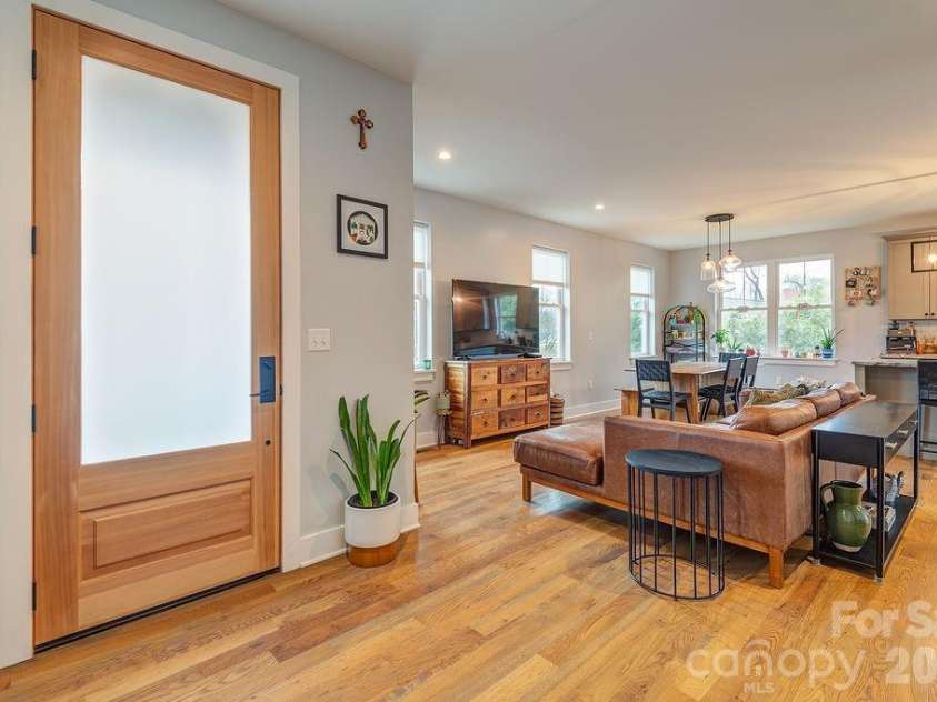 127 Alma Lane, Asheville, NC 28806.  MLS# CAR4355613, YatesRealty ID 11929. Interior Entryway