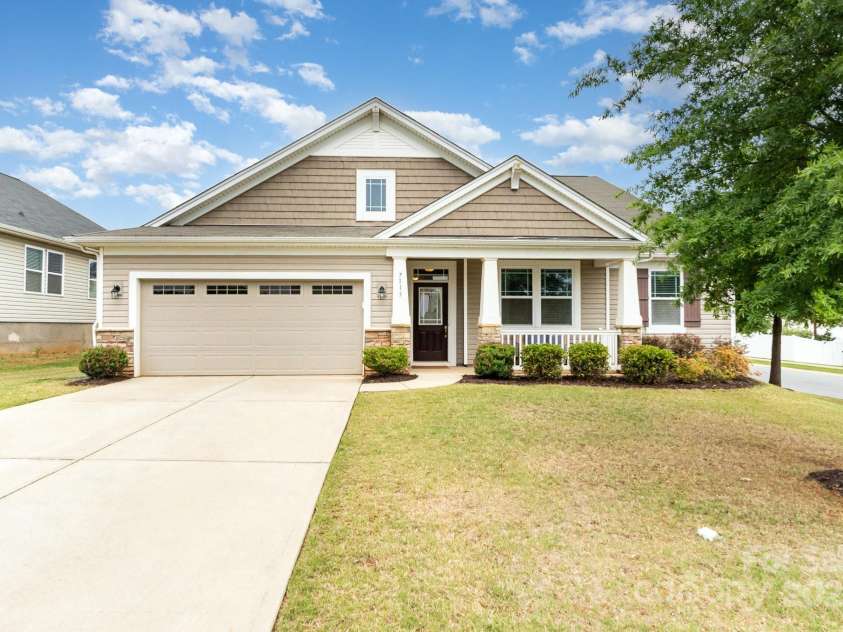 7113 Meridale Forest Drive, Charlotte, NC 28269.  MLS# CAR4254889, YatesRealty ID 11929. 