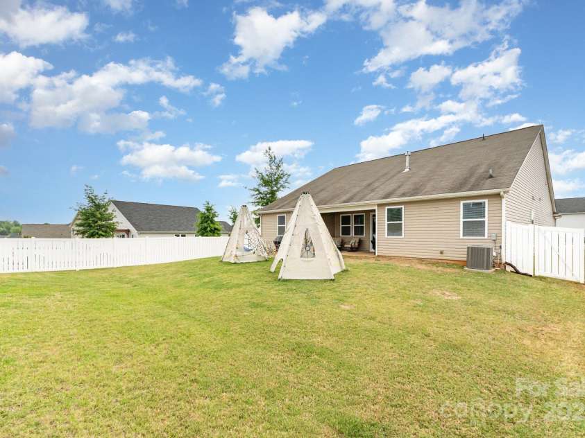 7113 Meridale Forest Drive, Charlotte, NC 28269.  MLS# CAR4254889, YatesRealty ID 11929. 