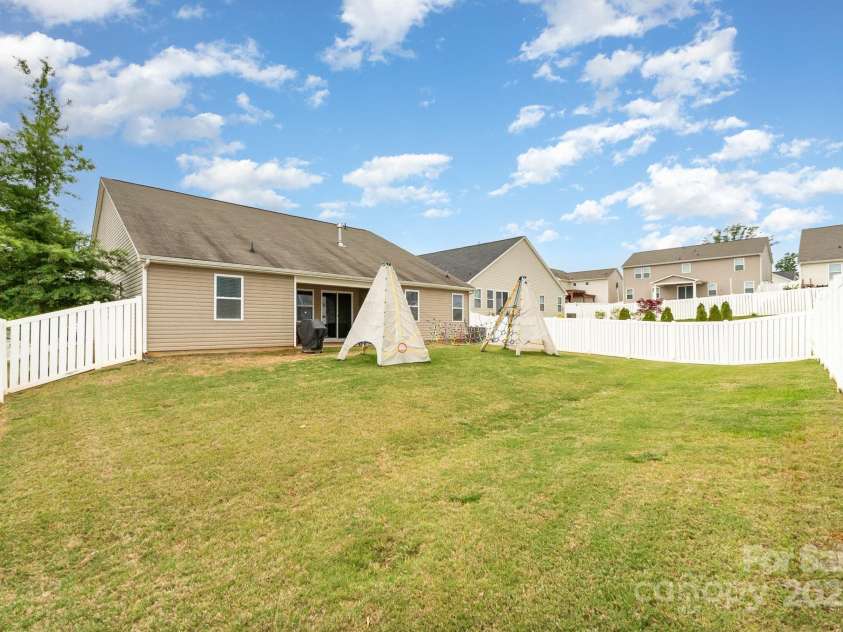 7113 Meridale Forest Drive, Charlotte, NC 28269.  MLS# CAR4254889, YatesRealty ID 11929. 