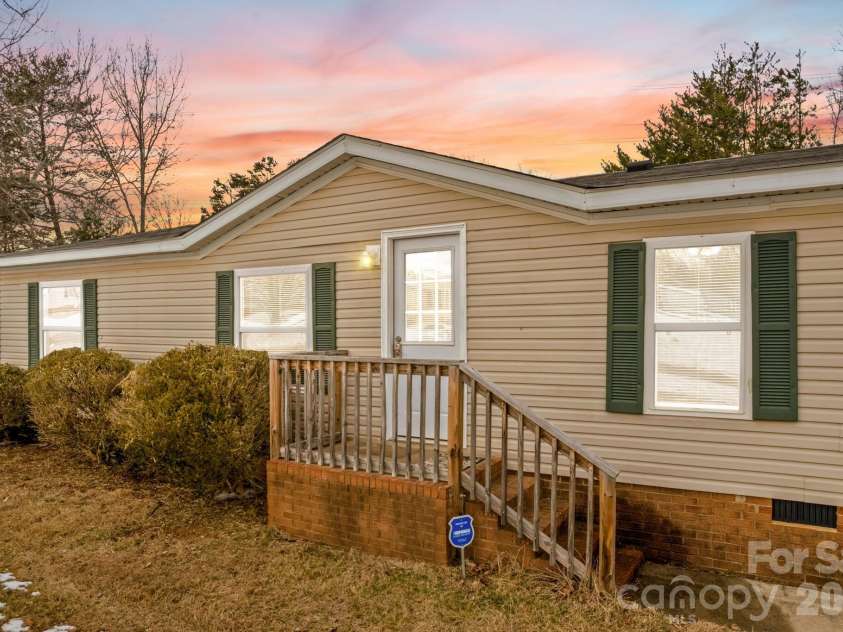 211 Forest Hollow Drive, Statesville, NC 28677.  MLS# CAR4342201, YatesRealty ID 11930. 