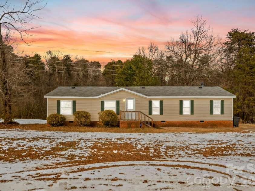 211 Forest Hollow Drive, Statesville, NC 28677.  MLS# CAR4342201, YatesRealty ID 11930. 