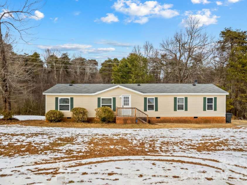 211 Forest Hollow Drive, Statesville, NC 28677.  MLS# CAR4342201, YatesRealty ID 11930. 