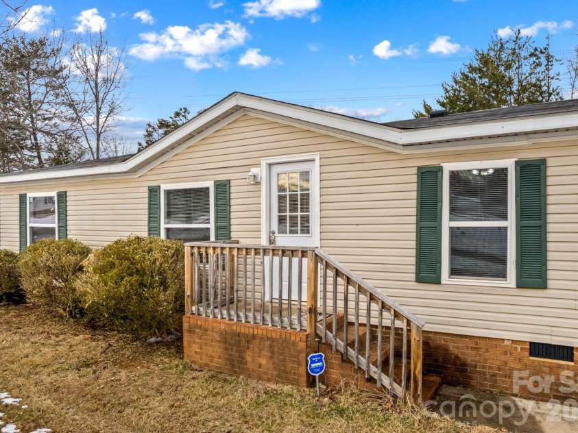 211 Forest Hollow Drive, Statesville, NC 28677.  MLS# CAR4342201, YatesRealty ID 11930. 