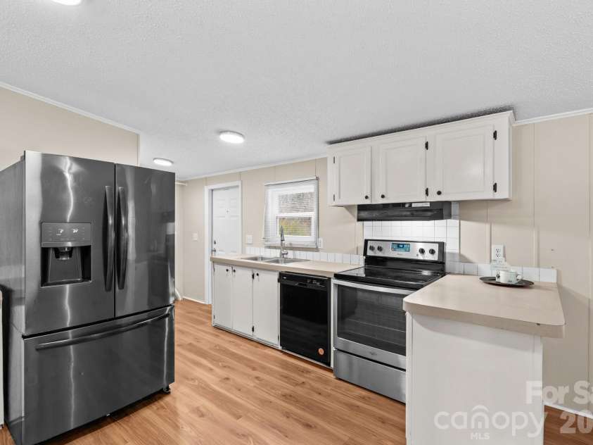 211 Forest Hollow Drive, Statesville, NC 28677.  MLS# CAR4342201, YatesRealty ID 11930. 
