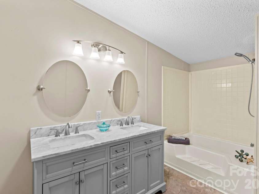 211 Forest Hollow Drive, Statesville, NC 28677.  MLS# CAR4342201, YatesRealty ID 11930. 