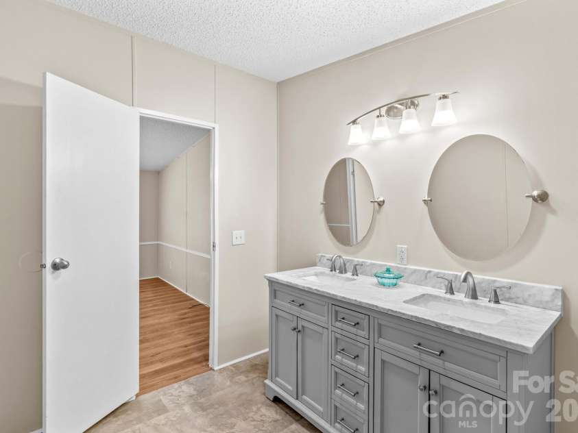 211 Forest Hollow Drive, Statesville, NC 28677.  MLS# CAR4342201, YatesRealty ID 11930. 