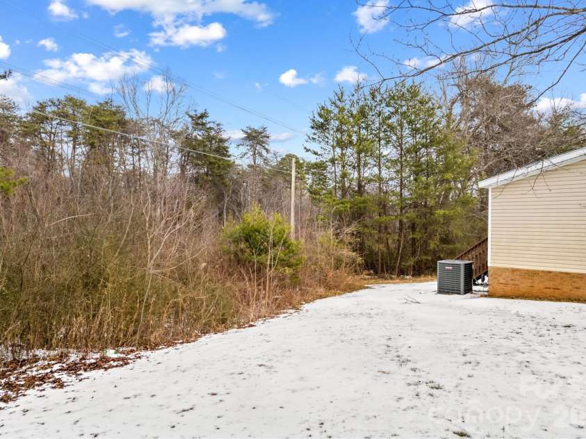 211 Forest Hollow Drive, Statesville, NC 28677.  MLS# CAR4342201, YatesRealty ID 11930. 