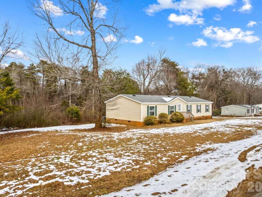 211 Forest Hollow Drive, Statesville, NC 28677.  MLS# CAR4342201, YatesRealty ID 11930. 