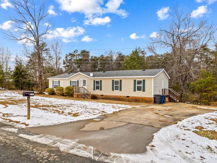 211 Forest Hollow Drive, Statesville, NC 28677.  MLS# CAR4342201, YatesRealty ID 11930. 