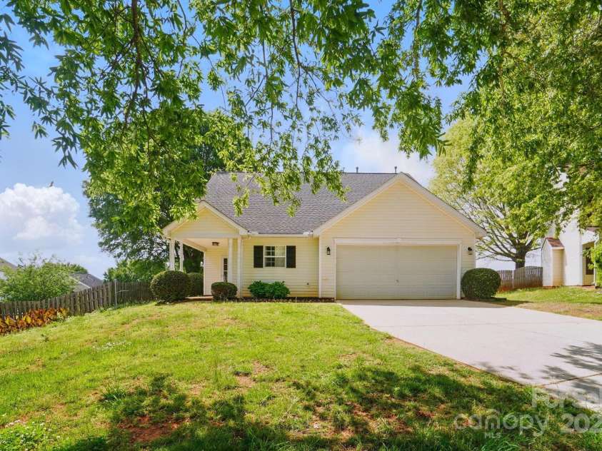 9711 Castle Terrace Court, Charlotte, NC 28215.  MLS# CAR4254793, YatesRealty ID 11930. 