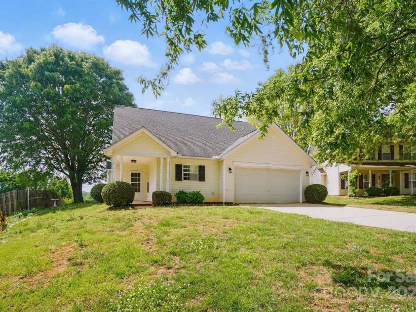 9711 Castle Terrace Court, Charlotte, NC 28215.  MLS# CAR4254793, YatesRealty ID 11930. 