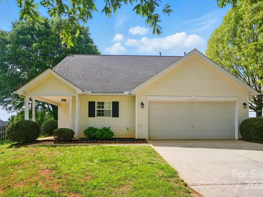 9711 Castle Terrace Court, Charlotte, NC 28215.  MLS# CAR4254793, YatesRealty ID 11930. 