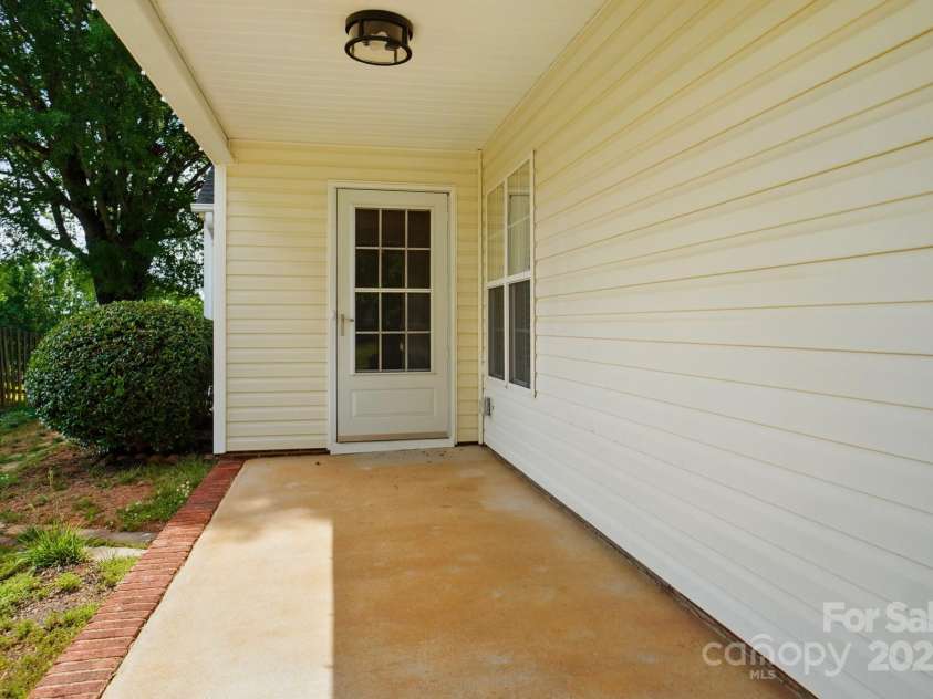 9711 Castle Terrace Court, Charlotte, NC 28215.  MLS# CAR4254793, YatesRealty ID 11930. 