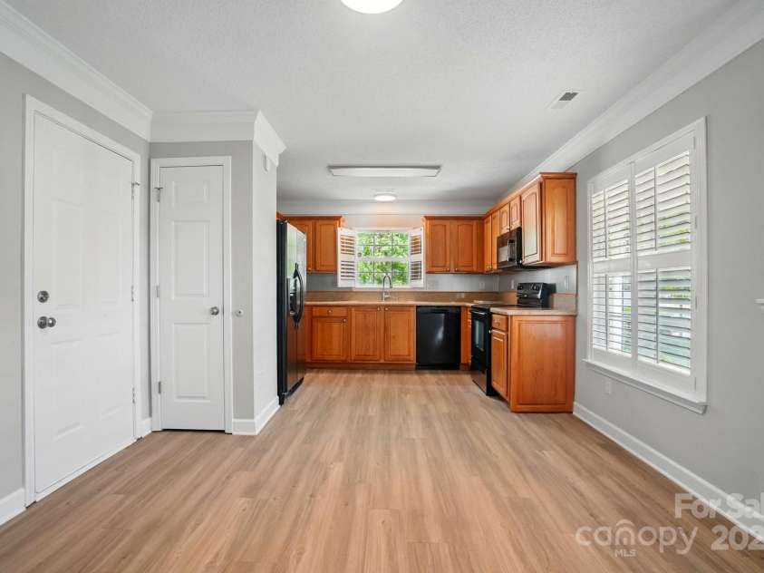 9711 Castle Terrace Court, Charlotte, NC 28215.  MLS# CAR4254793, YatesRealty ID 11930. 