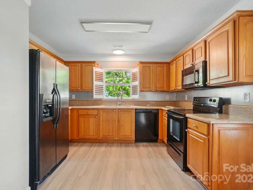 9711 Castle Terrace Court, Charlotte, NC 28215.  MLS# CAR4254793, YatesRealty ID 11930. 