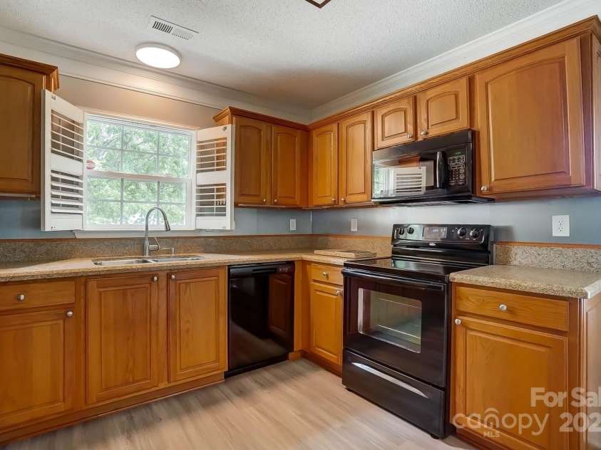 9711 Castle Terrace Court, Charlotte, NC 28215.  MLS# CAR4254793, YatesRealty ID 11930. 
