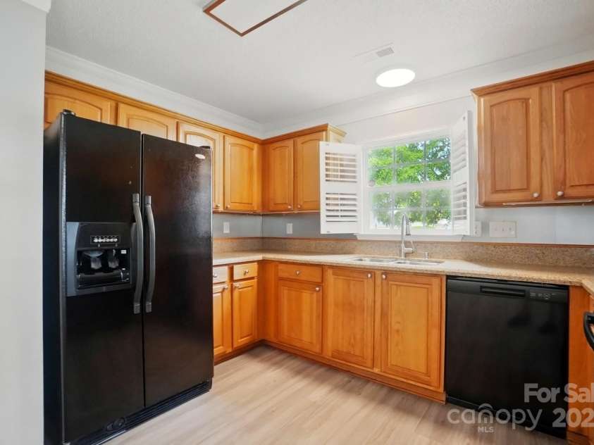 9711 Castle Terrace Court, Charlotte, NC 28215.  MLS# CAR4254793, YatesRealty ID 11930. 