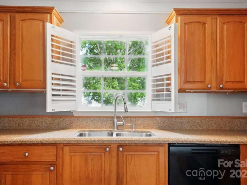 9711 Castle Terrace Court, Charlotte, NC 28215.  MLS# CAR4254793, YatesRealty ID 11930. 