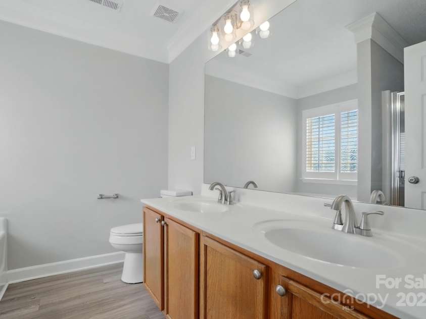 9711 Castle Terrace Court, Charlotte, NC 28215.  MLS# CAR4254793, YatesRealty ID 11930. 