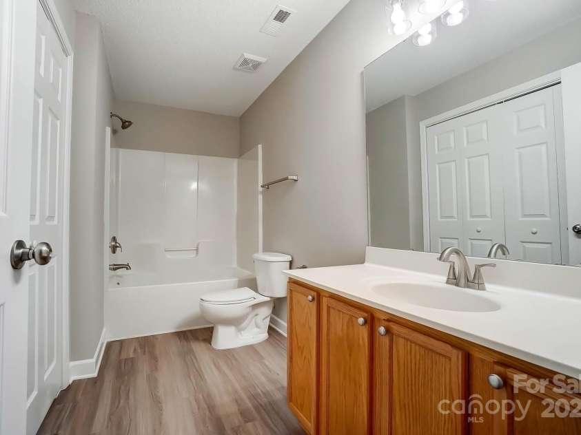 9711 Castle Terrace Court, Charlotte, NC 28215.  MLS# CAR4254793, YatesRealty ID 11930. 
