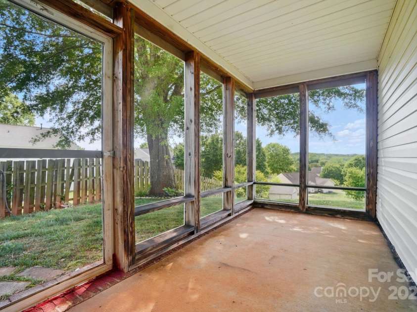 9711 Castle Terrace Court, Charlotte, NC 28215.  MLS# CAR4254793, YatesRealty ID 11930. 