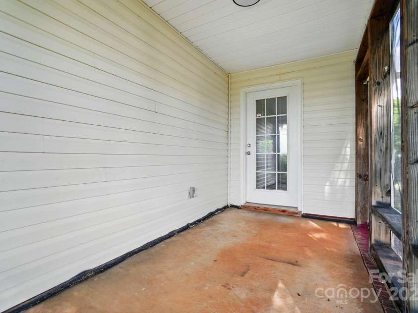 9711 Castle Terrace Court, Charlotte, NC 28215.  MLS# CAR4254793, YatesRealty ID 11930. 