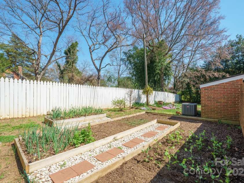 311 Cedar Street, Lincolnton, NC 28092.  MLS# CAR4238246, YatesRealty ID 11932. 