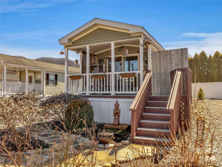 225 Pike Point, Waynesville, NC 28785.  MLS# CAR4350220, YatesRealty ID 11937. 