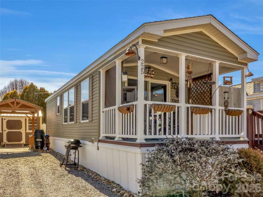 225 Pike Point, Waynesville, NC 28785.  MLS# CAR4350220, YatesRealty ID 11937. 