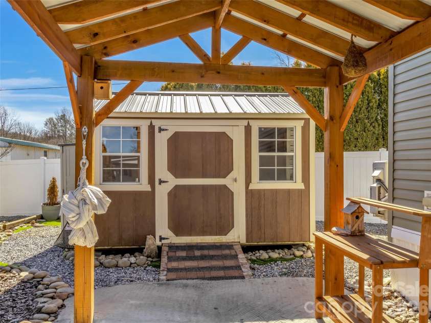225 Pike Point, Waynesville, NC 28785.  MLS# CAR4350220, YatesRealty ID 11937. 