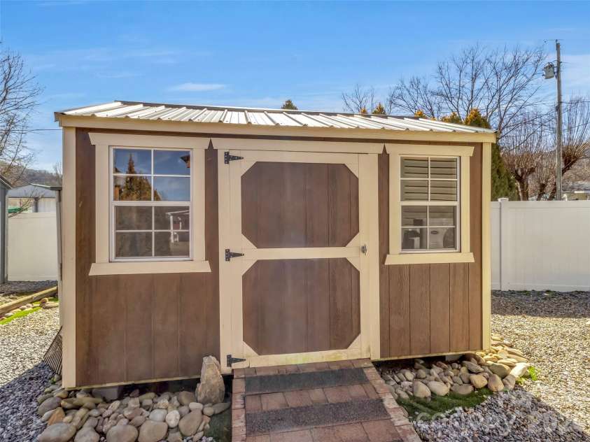 225 Pike Point, Waynesville, NC 28785.  MLS# CAR4350220, YatesRealty ID 11937. 