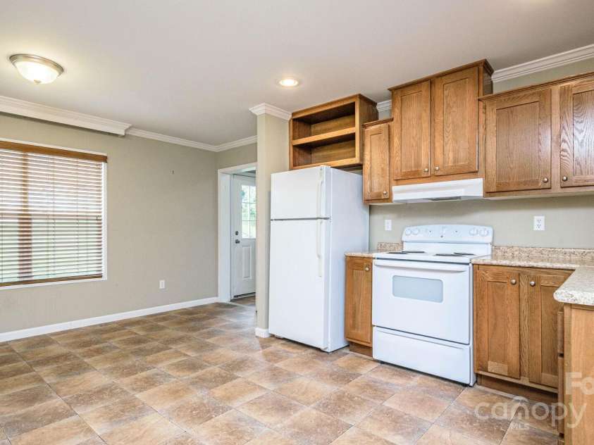 2 Frederick Lane, Hendersonville, NC 28792.  MLS# CAR4256682, YatesRealty ID 11939. Kitchen
