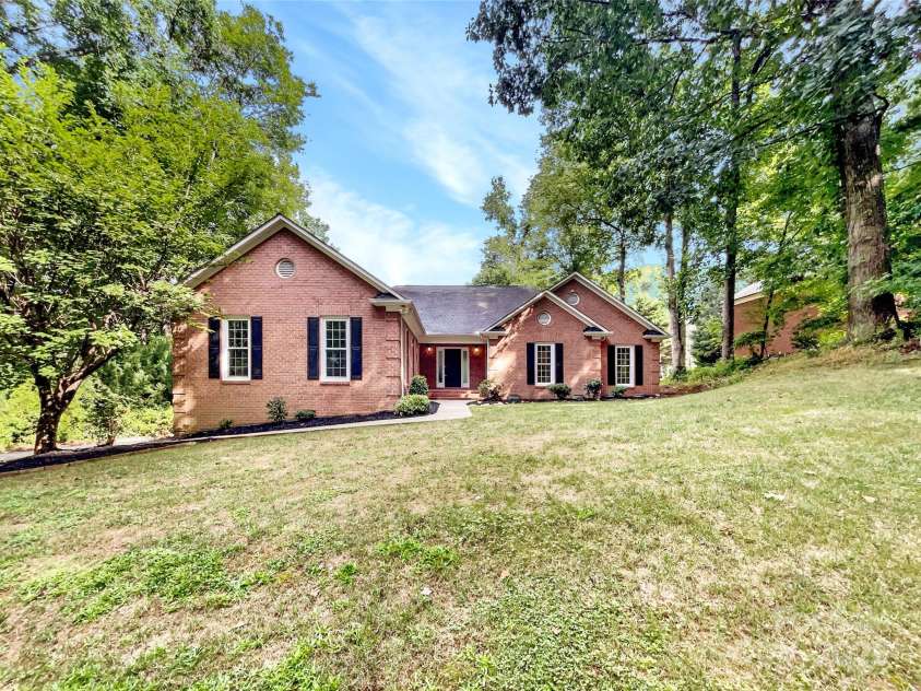8117 Shannon Woods Lane, Matthews, NC 28104.  MLS# CAR4285282, YatesRealty ID 11940. 